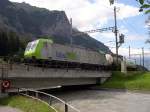 Berner Oberland 2007 - Mit einem extrem kurzen Gterzug ist am 25.07.2007 die BLS Re 485 003-8 kurz vor Kandersteg Richtung Sden unterwegs. Vor uns ist der Fluss zu sehen, der diesem Ort den namen gab, die Kander. Heute weitgehend begradigt und in ihrem Flusslauf gezhmt.