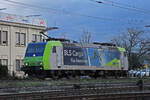 Re 485 013-7 der BLS verlässt am 22.12.2022 die Abstellanlage beim Bahnhof Pratteln.