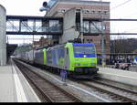 BLS - Loks 485 013 + 485 009 vor Güterzug im Bhf. Spiez am 09.03.2024