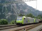 2 485er der BLS bei der Talfahrt auf der Ltschberg-Nordrampe bei Blausee-Mitholz. August 2004