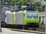 bls - Loks 485 006-1 und 485 011-1 vor Gterzug im Bahnhof von Spiez am 20.06.2009