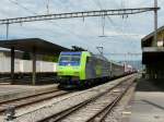 bls - 485 015-2 mit Rolla bei der durchfahrt im Bahnhof Gwatt am 04.08.2012