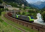 Re 485 003 + Re 485 008 mit einem Schrottzug am 28.08.2012 unterwegs bei Wassen.