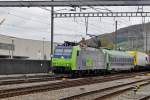 Re 485 017-8 durchfährt den Bahnhof Sissach. Die Aufnahme stammt vom 23.10.2015.