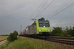 Mit einer RoLa (Freiburg (Brsg) Rbf - Novara) fuhr am 13.05.2015 die Re 485 005-3 bei Hügelheim gen Süden.