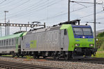 Re 485 020-2 durchfährt den Bahnhof Pratteln. Die Aufnahme stammt vom 07.06.2016.