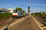 186 109 mit der 485 005-3(kalt) bei der Ausfahrt aus Groß-Gerau am Sonntagspätnachmittag mit einem Containerzug. 