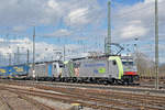 Doppeltraktion, mit den Loks 486 502-8 und 186 106-1, durchfahren den Badischen Bahnhof.