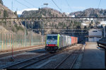 BLS Cargo Re 486 507 zieht im letzten Sonnenlicht des 24. März 2016 (um 15:20 Uhr) zusammen mit einer von Railpool angemieteten 187er einen UKV-Zug durch den Bahnhof von Rodi-Fiesso.