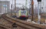 Aus dem Gterbahnhof Muttenz geht es steil nach Pratteln hinauf, da mssen Re 486 505 der BLS und von Railpool gemietete 186 106-1 ihre Kilowatt spielen lassen, um den langen Containerzug in Bewegung