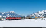 Re 6/6 11684  Uznach  und Re 4/4 II 11259 am 29. April 2017 mit einem gemischten Güterzug zwischen Steinen und Schwyz.