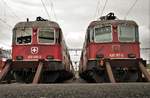 Wochenendruhe auf den Abstellgleisen in Bülach:  Während links die SBB Re 620 056-2  Travers , die SBB 6/6 Nr.