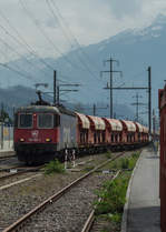 Im Bahnhof Bilten wartet SBB Re6/6 620 087 vor der prächtigen Kulisse des Mürtschenstock.

Bilten, 04.04.2017