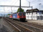 SBB - Loks 620 069-5 und 420 340 vor Güterzug bei der durchfahrt im Bahnhof Rothrist am 03.05.2017