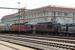 DB/SBB/BLS:  Schnappschuss  trotz Gegenlicht mit SBB Re 620 052-1 Kerzers und der BLS Re 425 188 in Singen (Hohentwiel) am 21. Juni 2016.
Foto: Walter Ruetsch 