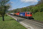 Re 620 051-3 befindet sich an der Spitze eines eher kurzen Güterzuges bei Umiken. Dahinter versteckt sich eine unbekannt gebliebene Am 841.