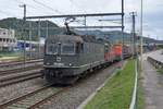 Re 6/6 11663  Eglisau  zieht (dieses Mal mit der Wappenseite) mit Re 4/4 II 11327 ihren Güterzug am 07.09.2017 durch Lausen in Richtung Basel.