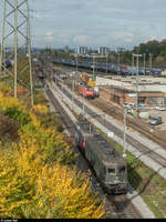 Basel Rangierbahnhof am 6. Oktober 2017. Die letzte verbliebene grüne Re 6/6, 11663  Eglisau  (das Wappen fehlt auf der hier sichtbaren Seite bereits länger) verlässt zusammen mit Re 4/4 II 11347 das Abstellgleis G60 um einen Zug Richtung Italien zu übernehmen. 