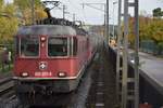 Re 620 072-9 zieht am 02.11.2017 ihren Güterzug durch Pratteln Richtung Güterbahnhof Muttenz. Aufgenommen von der Fussgängerüberführung über die Bahn, auf der Treppe der Südseite.