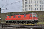 Re 620 054-7 durchfährt solo den Bahnhof Pratteln. Die Aufnahme stammt vom 20.12.2017.