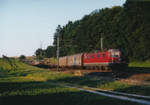 SBB: BLEIBEN DIE PROTOTYPEN Re 6/6 11601  WOLHUSEN  UND Re 6/6  MORGES  TATSÄCHLICH GESCHICHTE UND DER NACHWELT NUR ANHAND VON FOTOS ERHALTEN ?

Güterzug mit der Re 6/6 11602  MORGES  an einem späten Nachmittag im August 1998 zwischen Niederbipp und Wangen an der Aare in Richtung Westschweiz unterwegs.

Bestellt wurden die beiden Lokomotiven, die wesentliche Konstruktionsprinzipien aufwiesen Ende 1969. Gebaut wurden sie von SLM BBC. Die Inbetriebnahme für den Personen- und Güterverkehr erfolgte im Jahre 1972. 

Die zwei Prototypen mit geteiltem Kasten rosten in Bellinzona bereits seit einigen Jahren vor sich hin. Ihr Zurstand wird schlechter und schlechter. Ist das der Anfang vom Ende der Ära dieser Raritäten? Hoffentlich nicht!

Trotz dem unermüdlichen Einsatz für die Rettung dieser historisch sehr wertvollen Loks des Bannwiler Re 6/6 - Spezialisten Andreas Bögli, siehe Sonderartikel der BERNER ZEITUNG vom 19. März 2016, soll es für einen Erhalt zum jetzigen Zeitpunkt sehr düster aussehen. Da auch der Erhalt nicht einmal als Denkmallokomotive nach einer Pinselrevision eine Chance hat, kann leider eine baldige Verschrottung nicht mehr verhindert werden. Schade...
Foto: Walter Ruetsch   