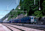 SBB/BLS: Schnellzug mit der Re 6/6 11646  BUSSIGNY  beim Passieren der Lötschberg Südrampe im Juni 1999.
Besondere Beachtung gilt den beiden Schlafwagen eingereiht hinter der Lok sowie den BLS EW I-Personenwagen.
Foto: Walter Ruetsch