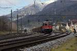 SBB: Ausfahrt Reuchenette Péry der Re 620 054-7 Villeneuve mit einem Holzzug.