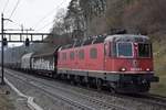 Re 620 029-9  Interlaken  zieht ihren Güterzug bei Umiken AG in Richtung Brugg auf der Bözberg Südrampe am 27.03.2018.