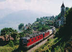 SBB: Güterzug mit einer Re 10/10 nach Luino bei San Nazzaro im August 2001.
An der Spitze des Zuges war die zum Kanton Tessin passende Re 6/6 11667 Bodio eingereiht.
Foto: Walter Ruetsch 