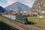 SBB: Re 6/6 11633 Muri mit dem  Colosseum  bei Osogna im Juni 2001.
Foto: Walter Ruetsch 