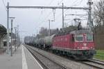 Nach der Abfahrt im Tanklager Sennwald muss Re 620 045-5 'COLOMBIER' mit dem Kesselwagenzug am 26.03.2018 im Bahnhof Salez-Sennwald auf einen Gegenzug warten, um auf der eingleisigen Strecke Richtung Buchs weiterfahren zu können.