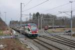 Und dann kamen sie gleichzeitig - RABe 511 027 als RE 4875 „RHEINTAL-EXPRESS“ von Wil nach Chur und Re 620 045-5 'COLOMBIER' mit Kesselwagen aus dem Tanklager Sennwald Richtung Buchs. Aufnahme entstand am 26.03.2018 in der Nähe des Bahnhofs Salez-Sennwald.