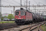 Re 620 044-8 durchfährt den Bahnhof Pratteln.