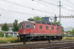 Re 620 040-6 durchfährt den Bahnhof Pratteln.