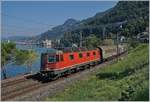 Die SBB Re 620 030-7 fährt mit einem Güterzug vor dem Hintergrund des Château de Chillon Richtung Wallis.
3. August 2018