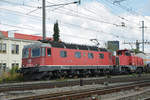 Re 620 036-6 und die Am 841 035-9 durchfahren den Bahnhof Pratteln.