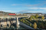 SBB Re 6/6 11637  Sonceboz-Sombeval  überquert am 24. Oktober 2018 mit einem Aushubzug vom neuen Gubristtunnel nach Wildegg die Limmatbrücke bei Wettingen.