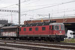 Re 620 057-0 durchfährt den Bahnhof Pratteln.