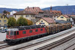 JAHRESRÜCKBLICK 2018
von Walter Ruetsch
Serie Nr. 8
Ab dem Fahrplanwechsel 2018 wird der Bahnhof Tavannes im Berner Jura durch SBB CARGO nicht mehr bedient.
Aus diesem Grunde wurde bei der CJ der Rollschemelverkehr ab Les Breuleux, Les Reussilles und Tramelan, wo hauptsächlich Holz verladen wurde, eingestellt.
Wegen einem Defekt an der CJ Ee 936 151 wurde am 31. Oktober 2018 das Rangiermanöver in Tavannes ausnahmsweise durch SBB CARGO mit der Re 620 005-9 Uster durchgeführt was zu einmaligen Fotomotiven führte.
Ungewohnte Bahnhofsausfahrt Tavannes vom 31. Oktober 2018 mit der Re 620 005-9 Uster.
Was ich nicht verstehen kann: Seit dem 6. Dezember 2018 sind diese Aufnahmen Geschichte. 
