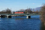 Am 25. Februar 2019 passierte die Re 6/6 11657  ESTAVAYER-LE-LAC  als Lokzug die Aarebrücke in Wangen an der Aare.
Foto: Walter Ruetsch