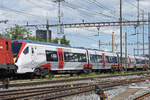 Die Re 620 033-1 schleppt einen Fabrikneuen Stadler Zug, der später in Wales eingesetzt wird, durch den Bahnhof Pratteln Richtung Schweizer Grenze. Die Aufnahme stammt vom 31.05.2019.