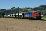 MAKIES AG Zell.
Re 620 059  CHAVORNAY  mit einem Kieszug bei Rohrbach nach Gettnau unterwegs am 7. August 2020.
Foto: Walter Ruetsch