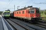 Oldtimertreffen in Gerlafingen mit einem RBDe 565-Pendel Thun-Solothurn HB und der Re 620 054-7  VILLENEUVE  am 12. Juli 2021.
Ein schon bald historisches Bild, da die beiden Fahrzeuge von BLS und SBB bald  verschrottet  werden.
Foto: Walter Ruetsch