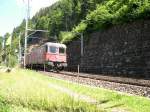Berner Oberland 2007 - In Vierfachtraktion gefhrt von Re 6/6 11625, ist am 25.07.2007 ein mit Wechselbehltern beladener Gterzug auf der Ltschberg-Nordrampe unterwegs.
