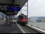 SBB - 620 062-0 mit Güterzug bei der durchfahrt im Bhf. Oensingen am 18.12.2022