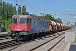 Re 620 067-9 zieht am 09.06.2023 Schttgutwagen der Holcim AG durch die Station Brglen in Richtung Romanshorn