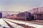 Am 23. Februar 1985 fhrt die Re 6/6 mit dem IC  Mont Blanc  Genve - Basel - Hamburg ohne Halt durch Moutier. (Gescanntes Foto) 