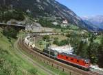 Re 6/6 11656 und Re 4/4 11344 bergwrts unterwegs bei Wassen, 30.08.2005.