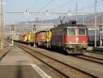 Am 16.03.2012 durchfhrt die Re 6/6 11631  Dulliken  mit einem Gterzug aus Bellinzona den Bahnhof Rotkreuz.