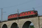 Re 6/6 11653 und Re 6/6 11614 berqueren am 24.5.12 die Rheinbrcke bei Eglisau.